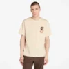 T-shirt pour homme Timberland® Brand Carrier avec slogan imprimé dans le dos T-shirt pour homme Timberland® Brand Carrier avec slogan imprimé dans le dos