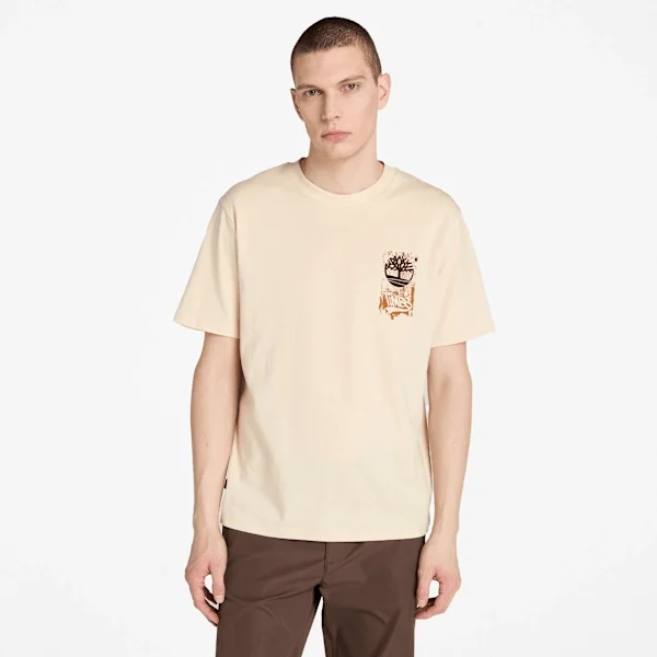 T-shirt pour homme Timberland® Brand Carrier avec slogan imprimé dans le dos T-shirt pour homme Timberland® Brand Carrier avec slogan imprimé dans le dos