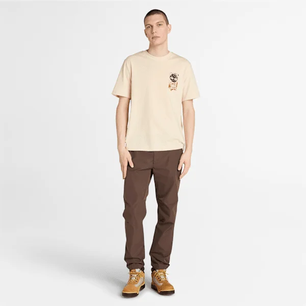 T-shirt pour homme Timberland® Brand Carrier avec slogan imprimé dans le dos T-shirt pour homme Timberland® Brand Carrier avec slogan imprimé dans le dos
